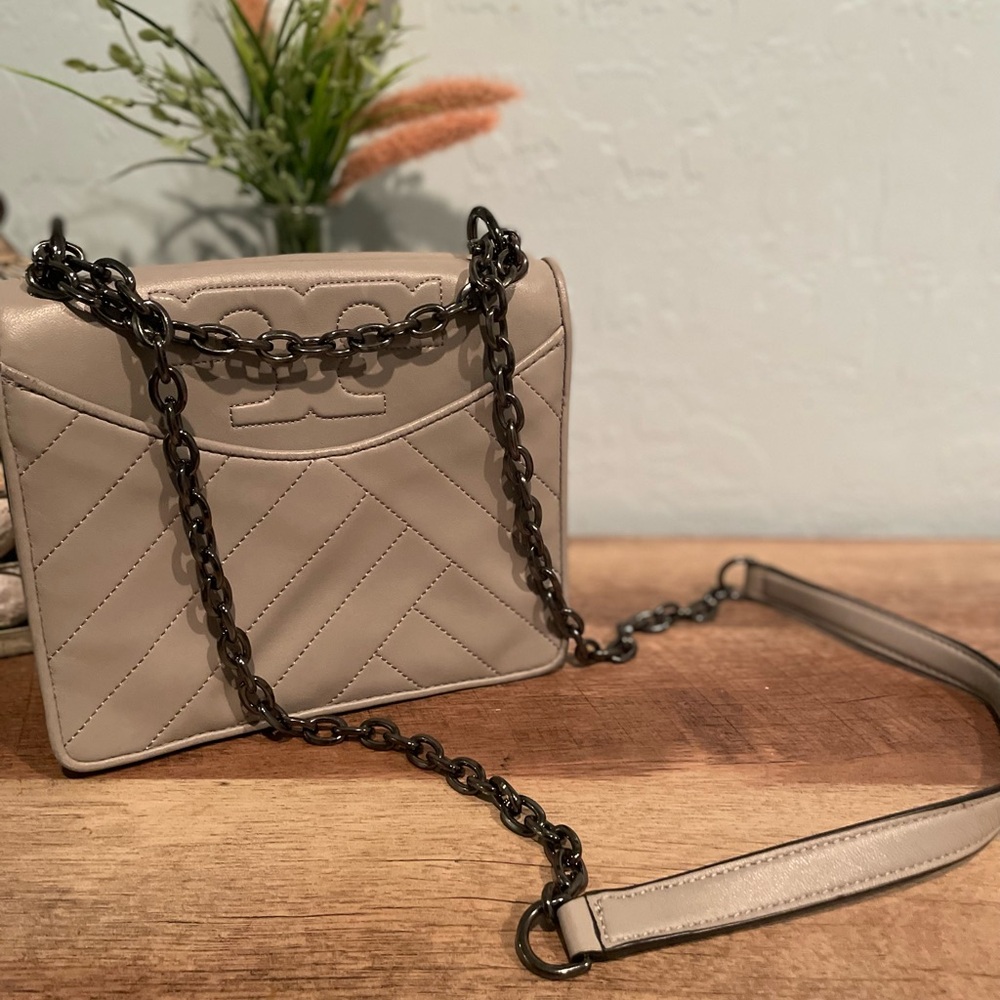Tory Burch Crossbody with chain strap - Picture 2 of 8